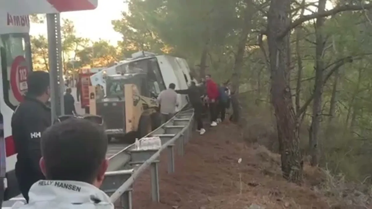 Muğla Marmaris'te otel personelini taşıyan servis devrildi, 14 kişi yaralandı