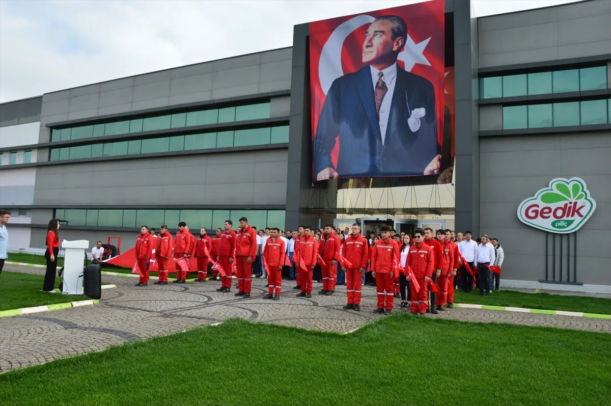 Gedik Piliç Cumhuriyet'in 103. yılını çalışanlarıyla fabrikasında kutladı