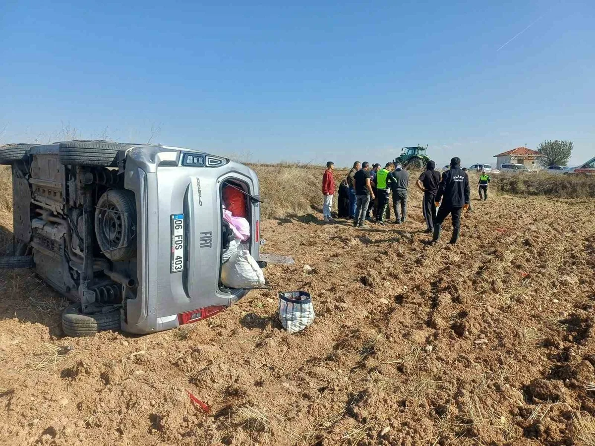 Çorum Alaca'da bariyerlere çarpan hafif ticari araç takla attı, 2 kişi yaralandı