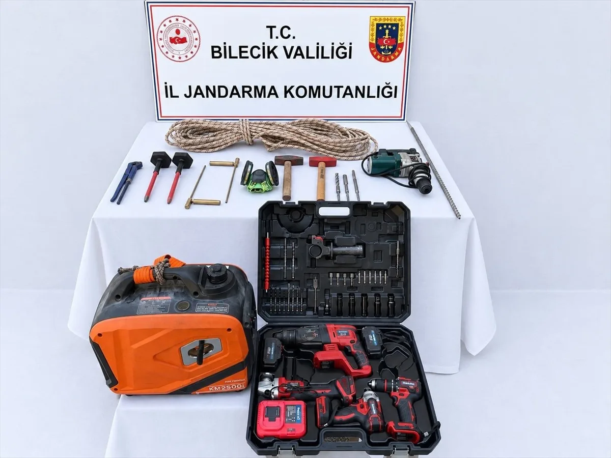 Jandarma, Bilecik Gölpazarı'nda kaçak kazı yapan 5 şüpheliyi suçüstü yakaladı