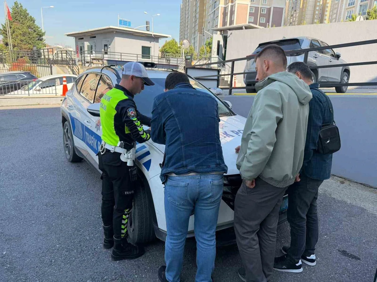 Trafik polisi Başakşehir'de 2 sürücüye araçtan indikleri için 360 bin lira ceza kesti