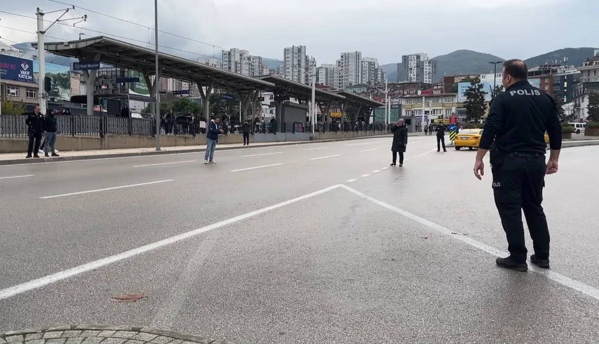 Bursa'da kadın, çocuğunu göremediği iddiasıyla bıçakla trafiği kilitledi