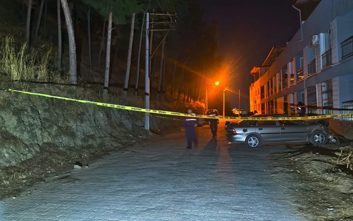 Aydın Nazilli'de otomobil balkona çarptı, sürücü yaralanarak hastaneye kaldırıldı