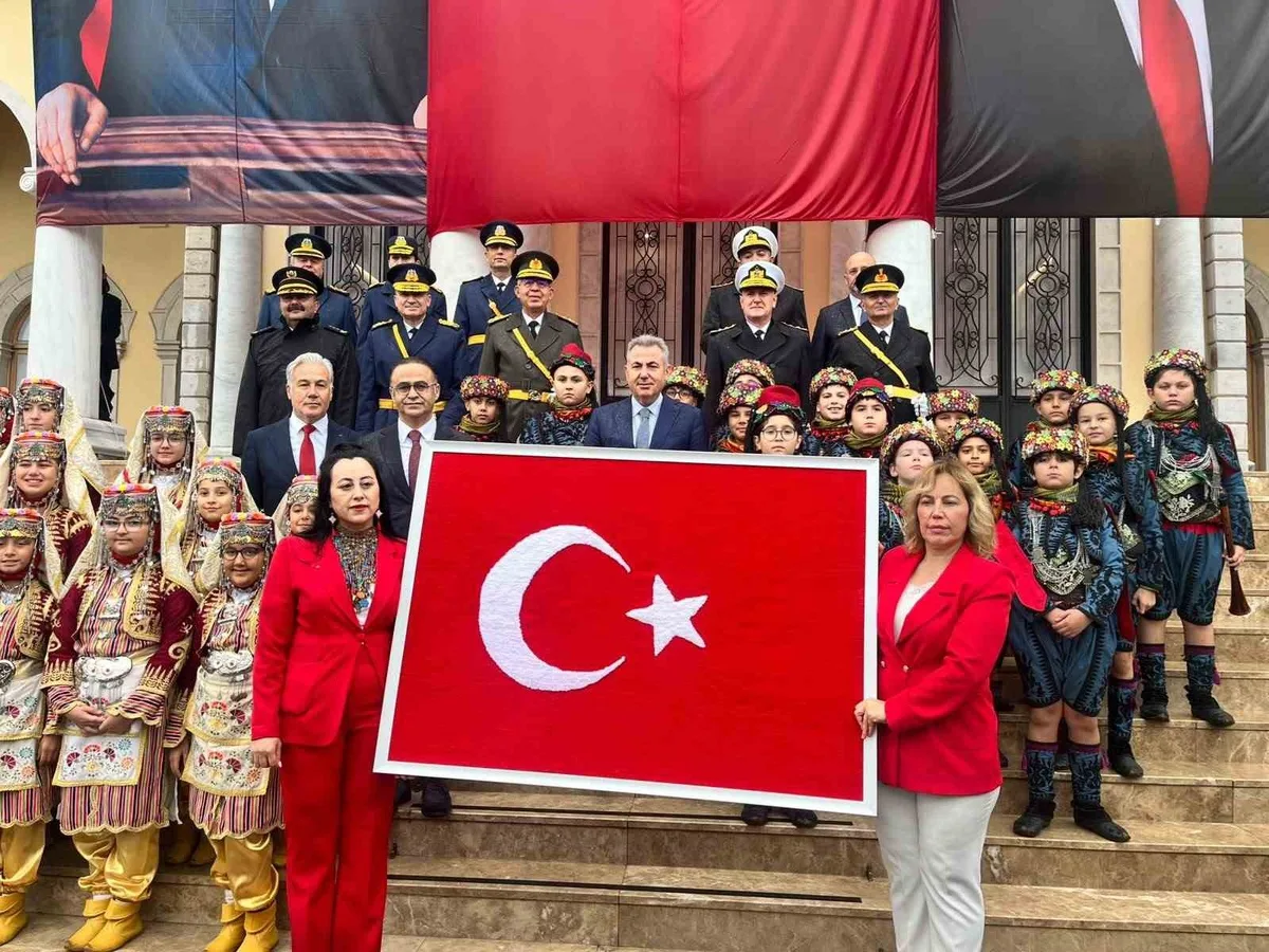 İzmir'de dokunan Türk bayrağı, Cumhuriyet'in 103. yılında Vali Elban'a teslim edildi