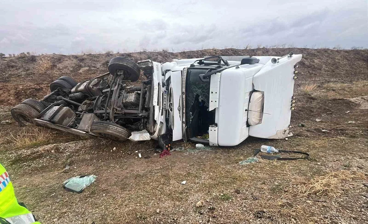 Konya Beyşehir'de yağışlı havada üç ayrı trafik kazasında 6 kişi yaralandı