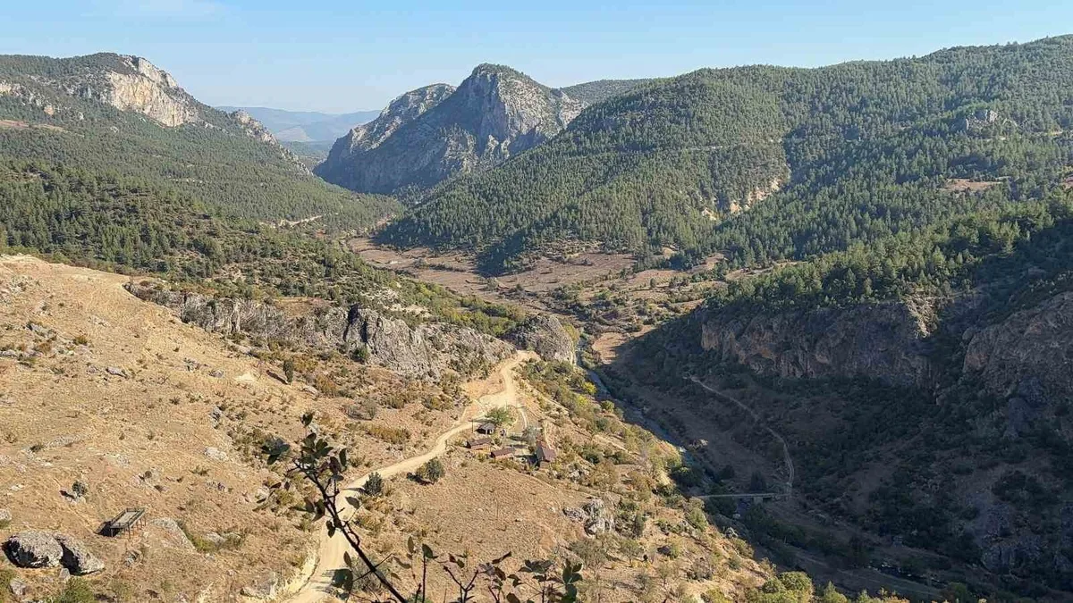 Kütahya Emet'te Eğrigöz Kalesi ve 7,6 kilometrelik İki Taş Kanyonu ilgi çekiyor