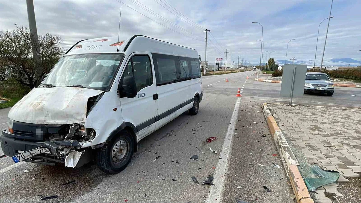 Karaman’da minibüsle otomobil çarpıştı: 1 yaralı