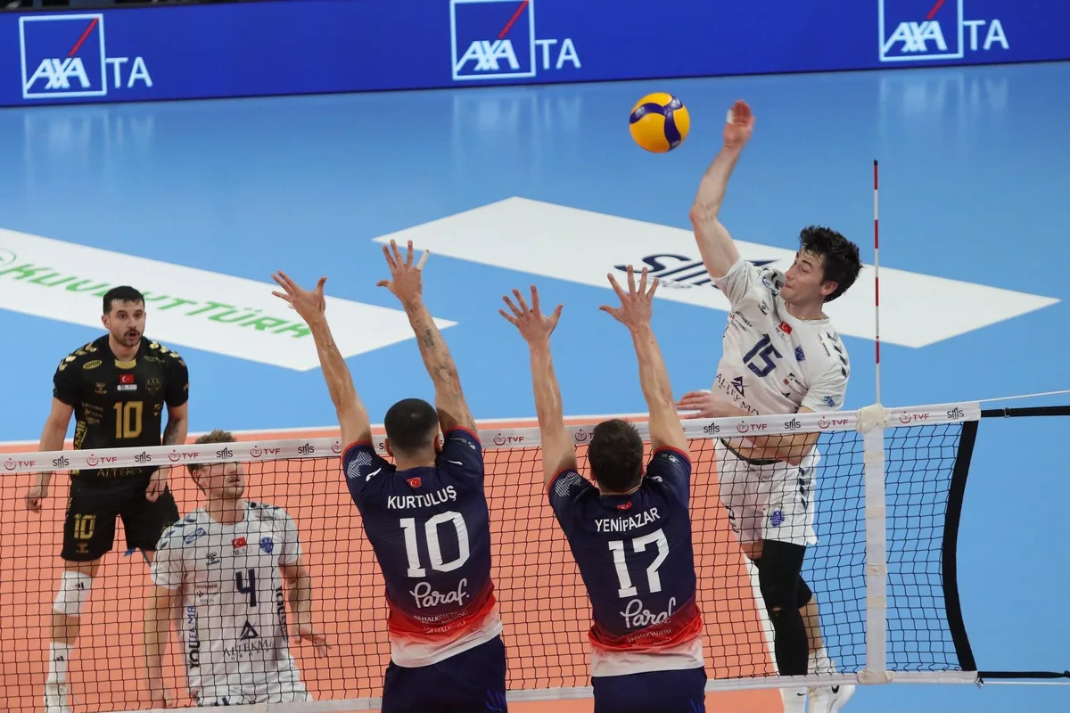 Efeler Ligi 3. haftada Altekma, İzmir'de Halkbank'a 3-0 yenildi