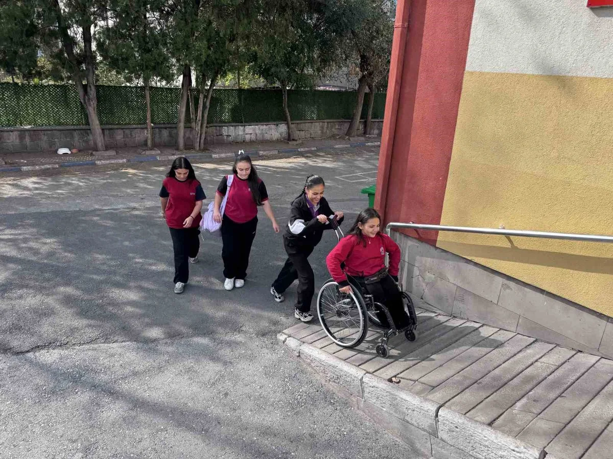 Kayseri'de bedensel engelli Ecrin Bütün, arkadaşlarının desteğiyle engelleri aşıyor