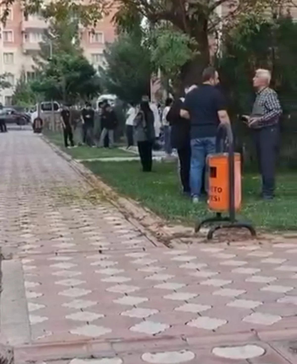 Batman'da halı silkelerken 8'inci kattan düşen Esra Işık hastanede hayatını kaybetti.