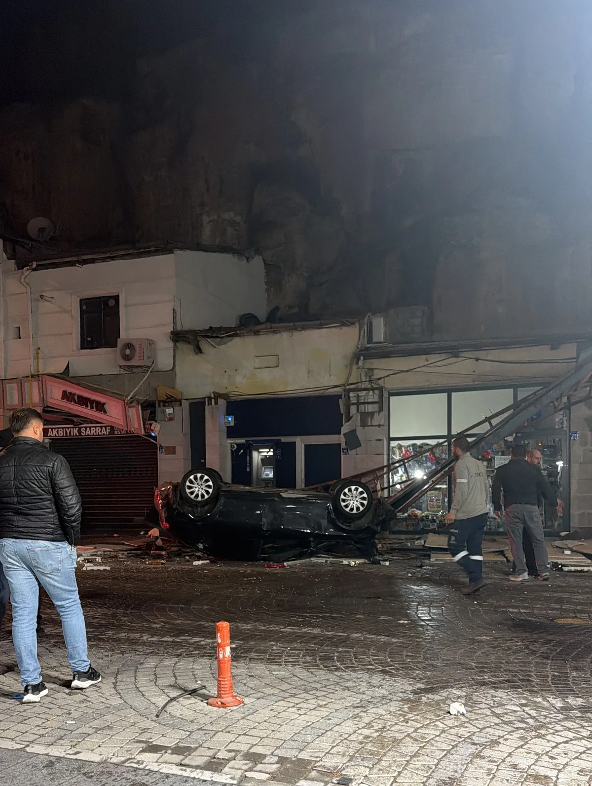 Kayseri'de otomobil 50 metrelik kayalıklardan iş yerlerine düşüp sürücüyü yaraladı
