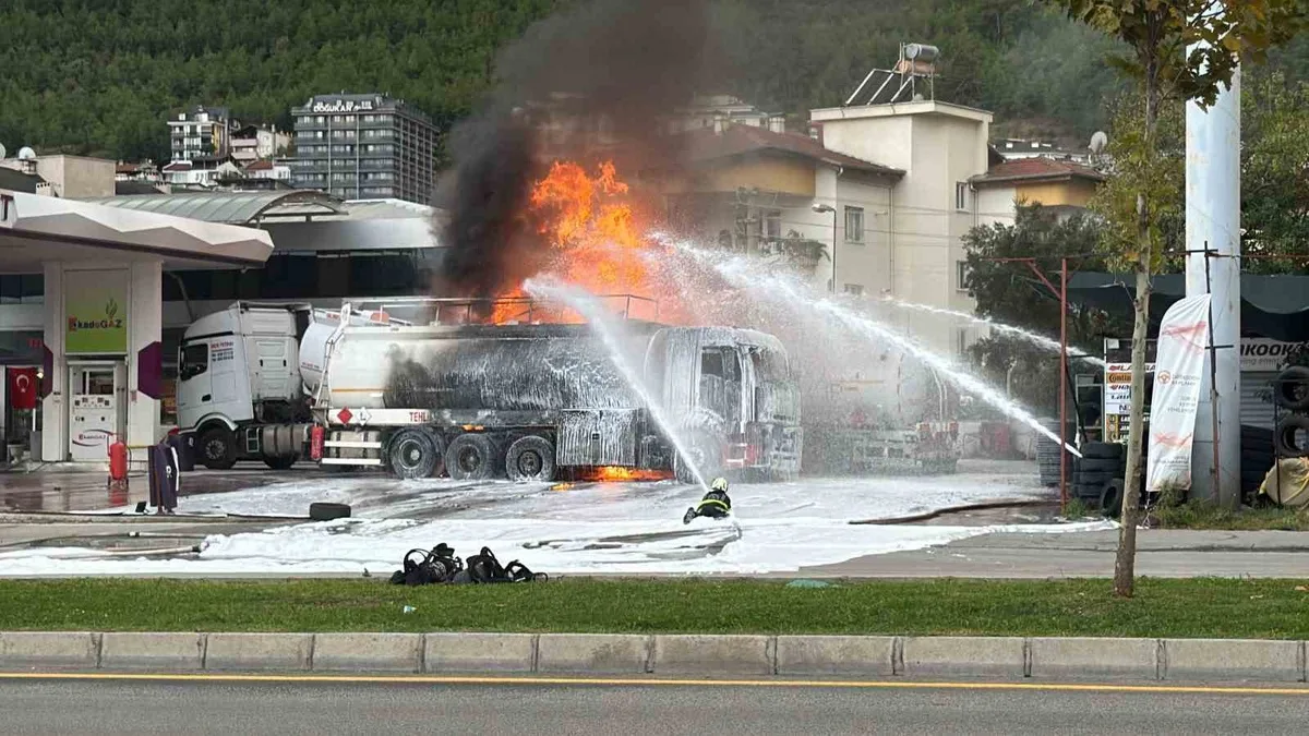 Denizli Pamukkale'de akaryakıt istasyonunda patlama oldu, bir kişi ağır yaralandı