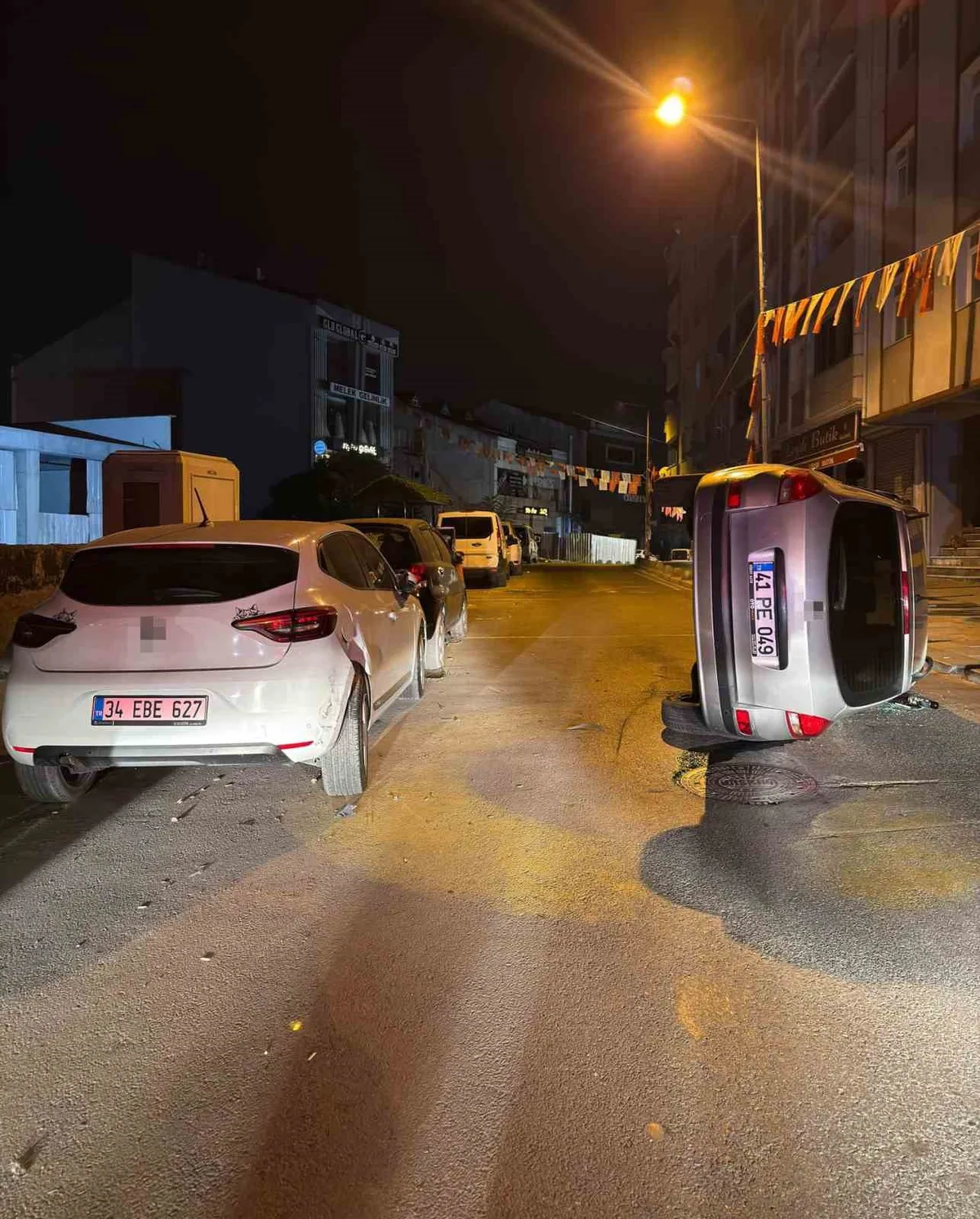 Kontrolden çıkan otomobil Arnavutköy'de park halindeki araca çarpıp yan yattı