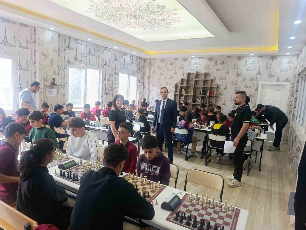 Sason'da Cumhuriyet Bayramı satranç turnuvası 80 öğrencinin katılımıyla tamamlandı