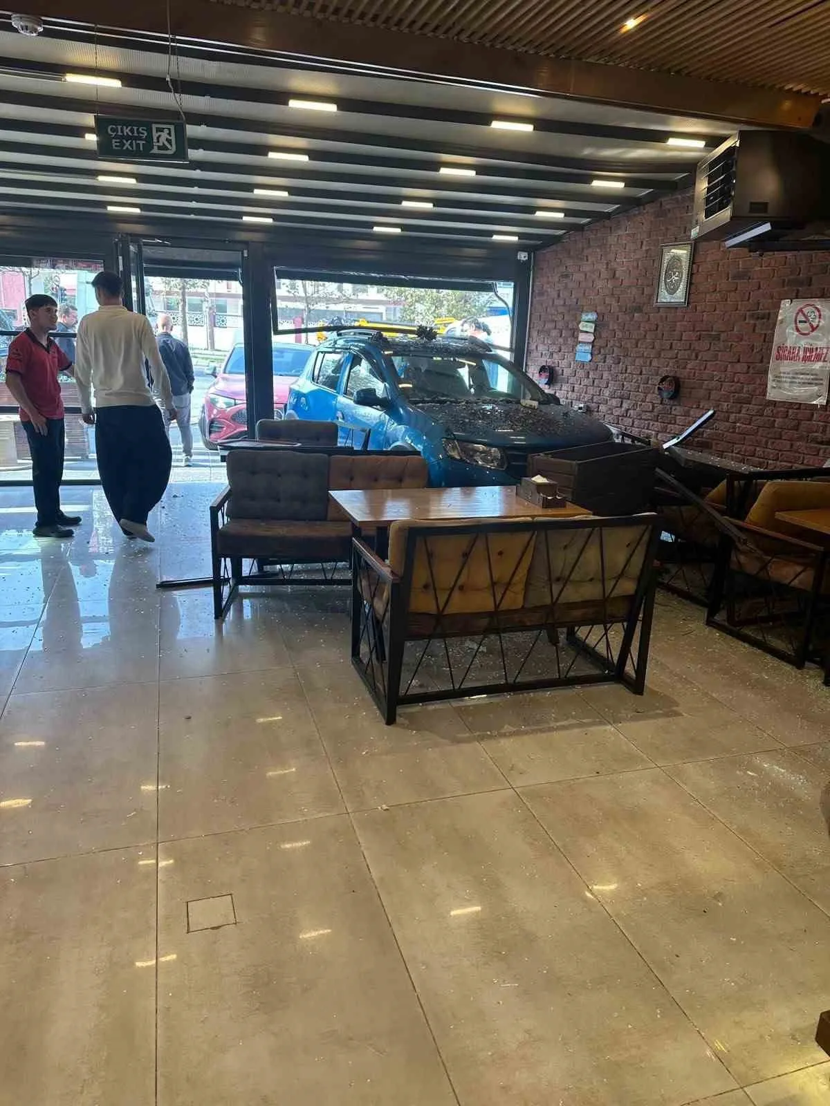 Esenyurt'ta park halindeki otomobil börekçiye daldı, müşteri kazayı ucuz atlattı