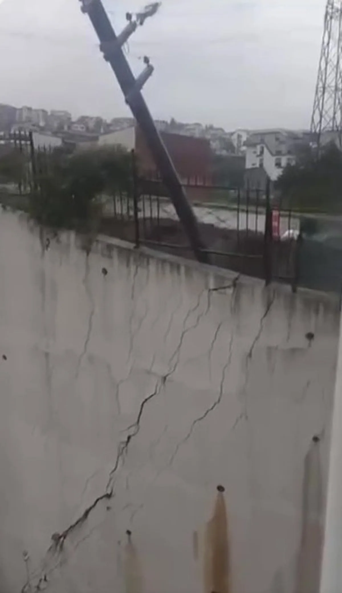 Kocaeli Gölcük'te sağanak sonrası istinat duvarı çöktü, elektrik direği yan yattı
