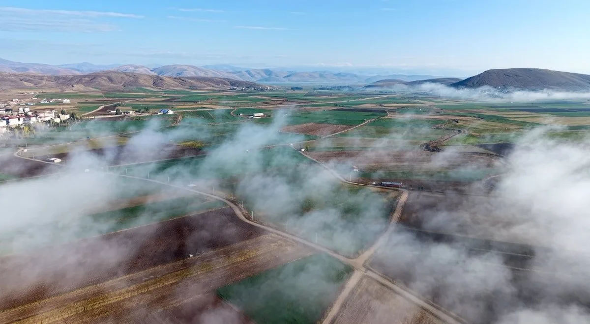 Bayburt Demirözü'nde etkili sis ilçe merkezini ve geniş alanları kapladı
