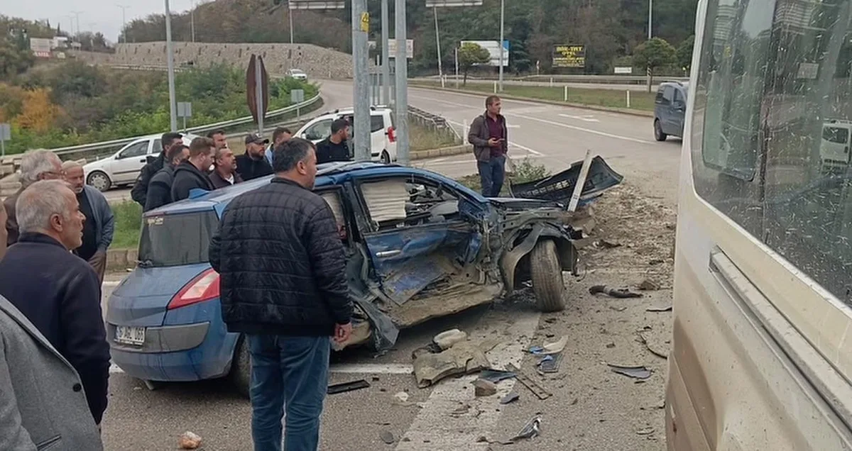 Sinop Boyabat'ta minibüs ile iki otomobil çarpıştı, 1 kişi yaralandı