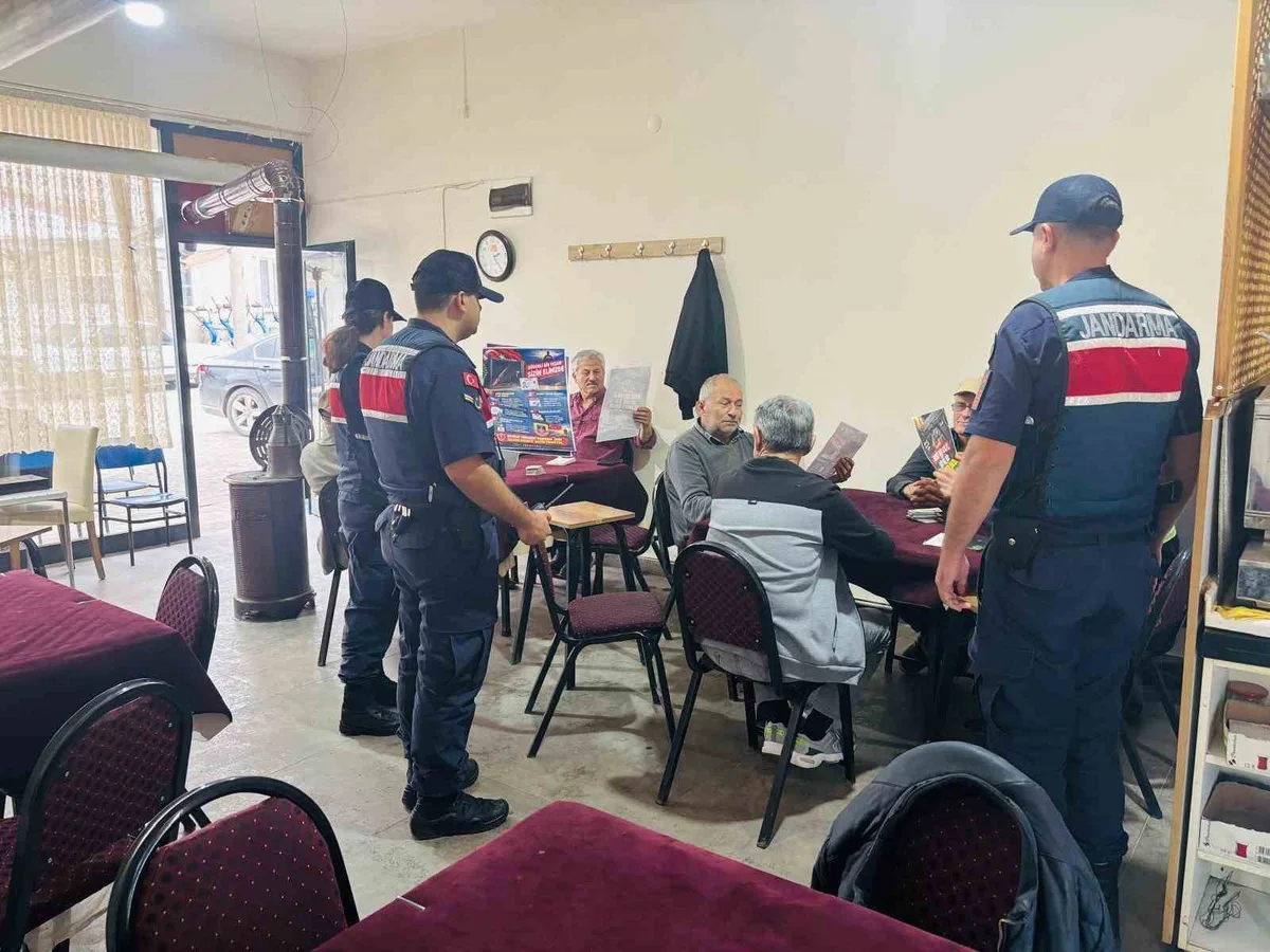 Tokat'ta jandarma, çocukların silaha erişimini önlemek için köylere broşür dağıttı
