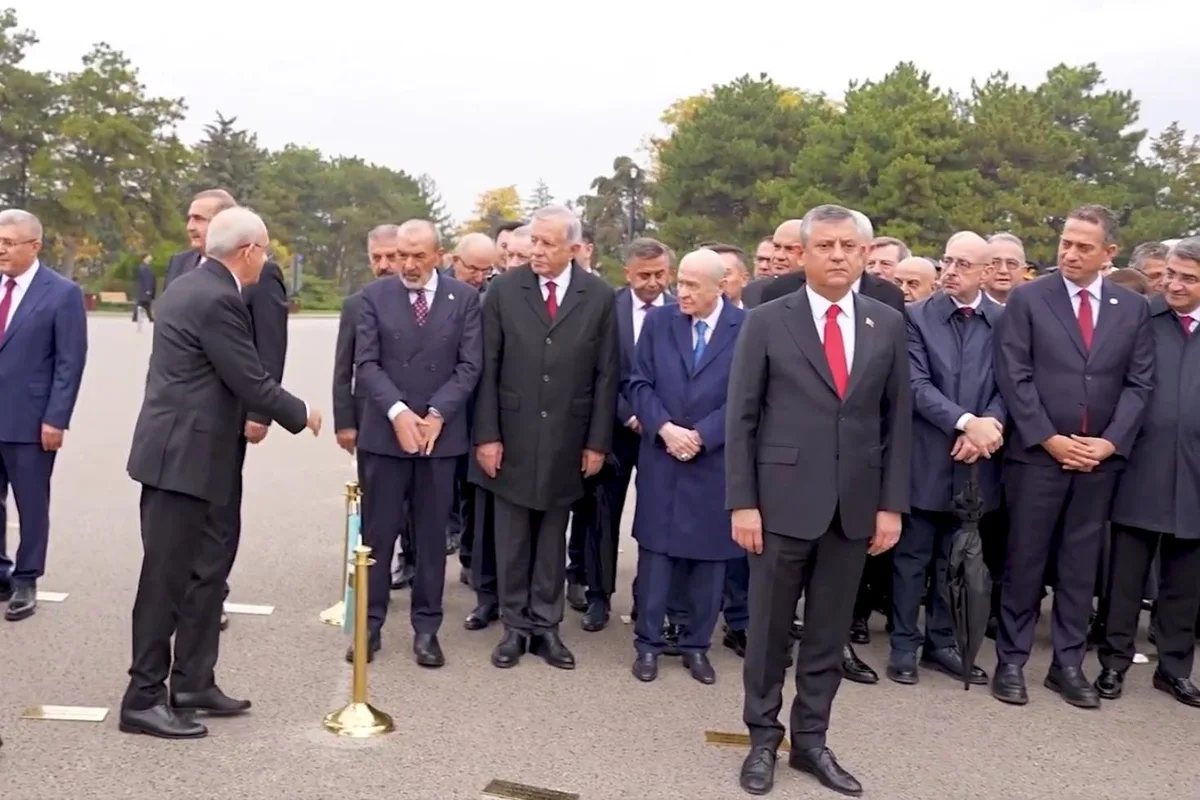 Anıtkabir'de soğuk rüzgarlar! Kılıçdaroğlu tokalaştı, Özel arkasına bile bakmadı