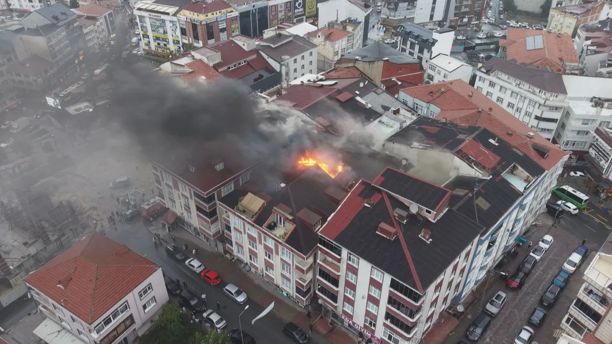 Arnavutköy'de 5 katlı binanın üst katında çıkan yangında mahsur kalanlar kurtarıldı