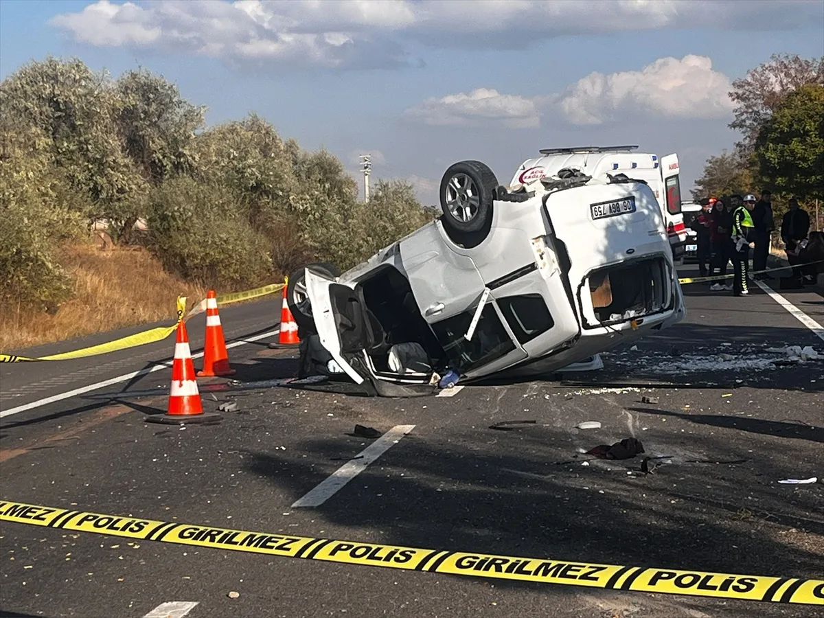 Nevşehir Hacıbektaş'ta devrilen hafif ticari araçta bir kişi öldü, iki kişi yaralandı