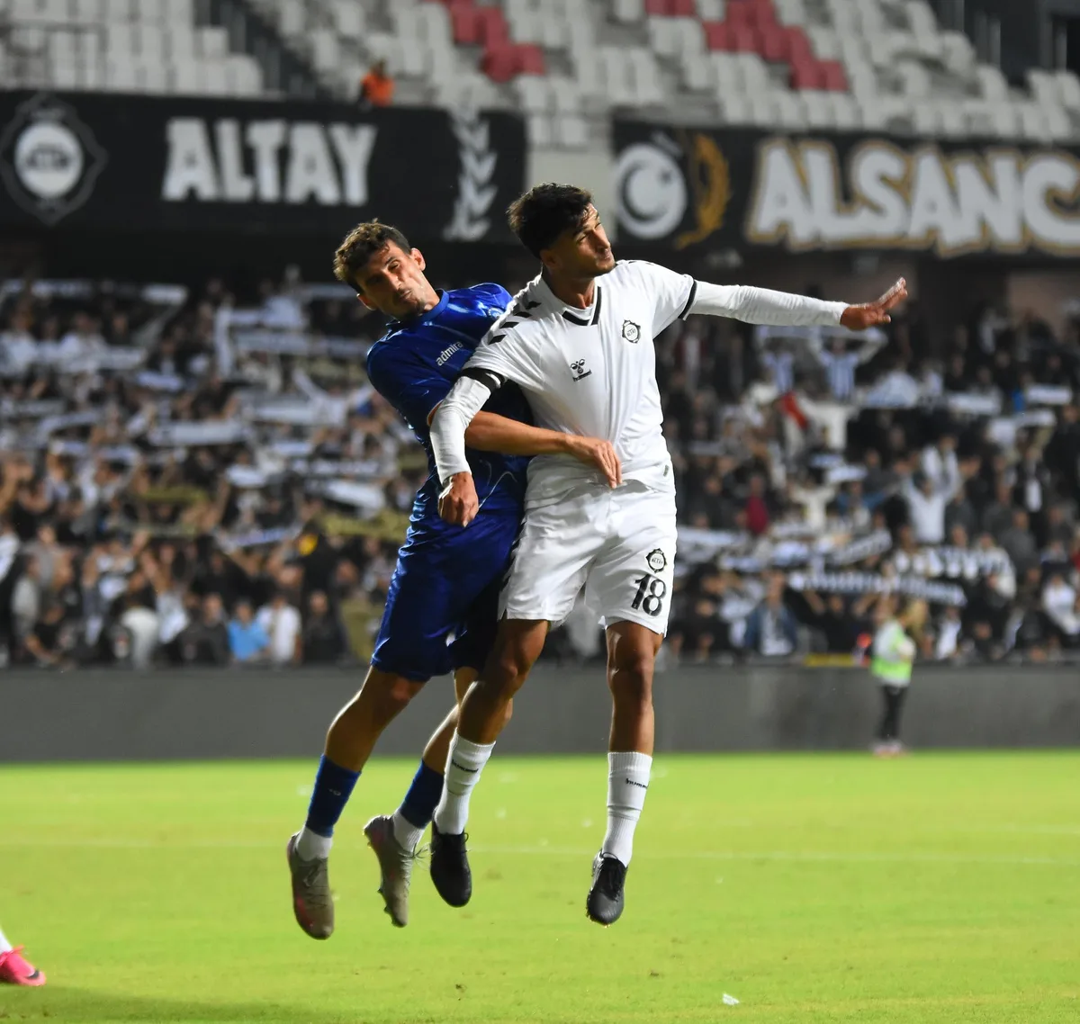Altay, 22 yaşındaki sol bek Salih Oktay ile 2 yıllık profesyonel sözleşme imzaladı
