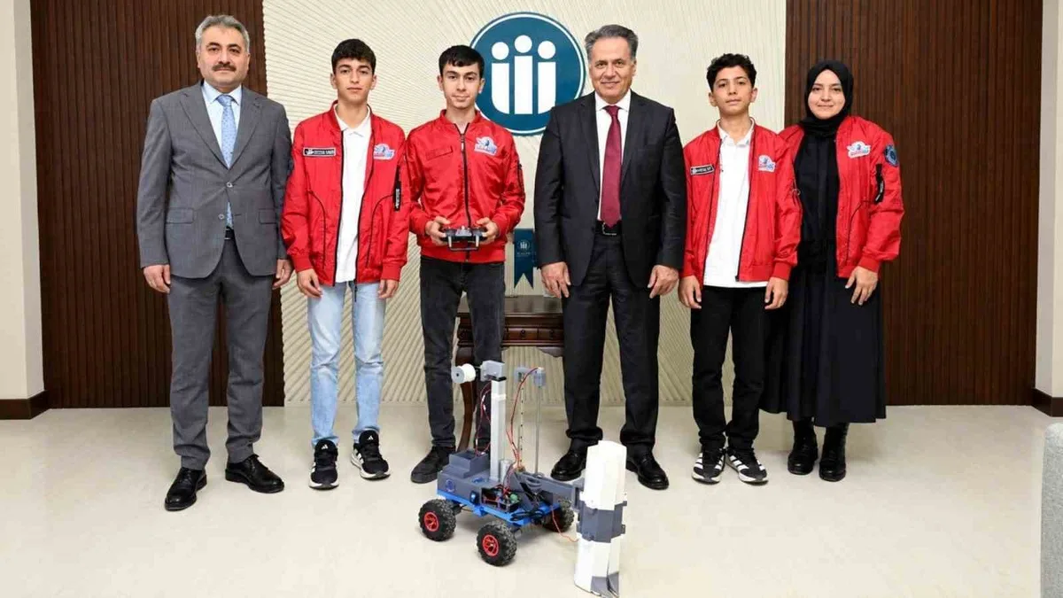 TEKNOFEST 2026'da Türkiye 4'ncüsü Pütürge Robotik Kulübü Rektör Akpolat'la buluştu