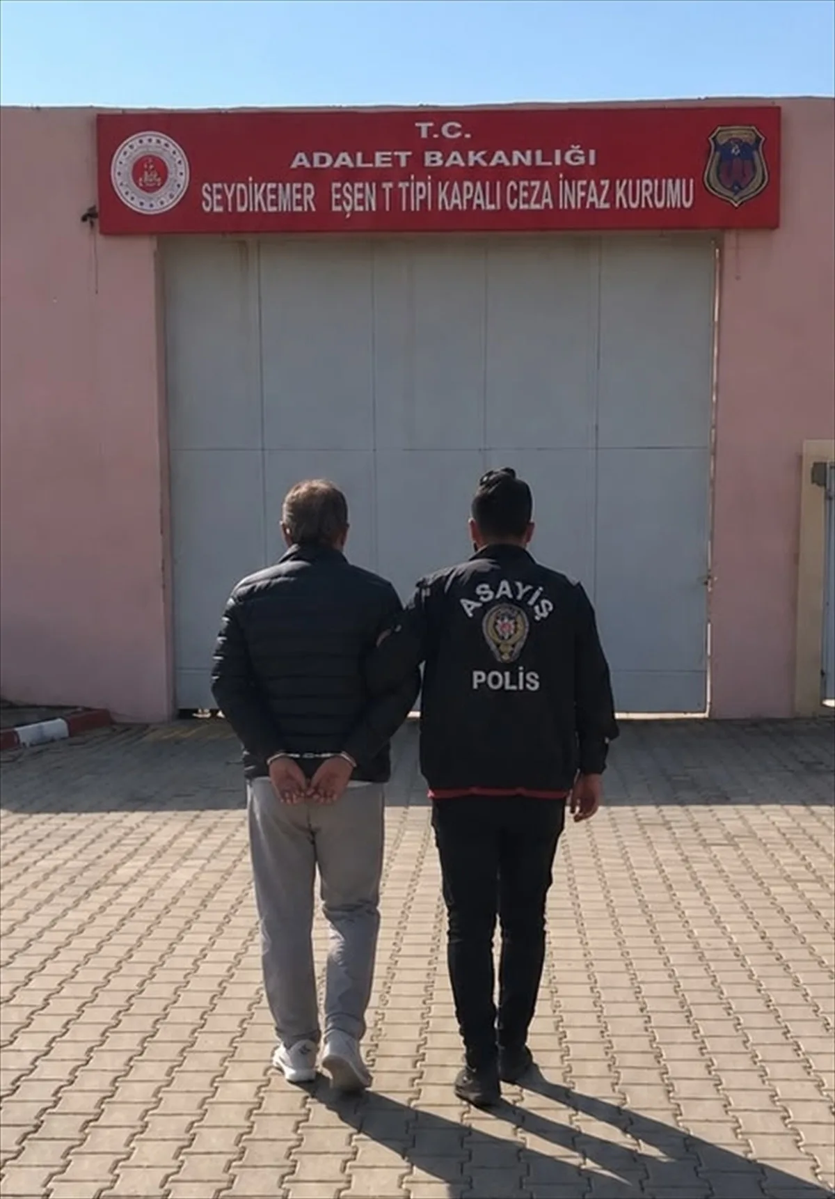 Muğla Fethiye'de 20 yıl 7 ay hapis cezası bulunan cezaevi firarisi otogarda yakalandı