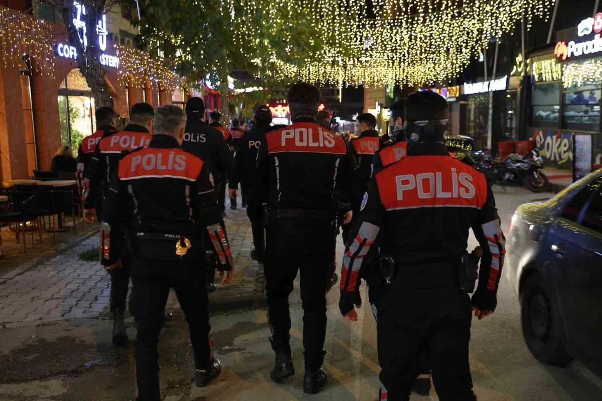 Elazığ'da polis, öğrenci yurtları ve kafeler çevresinde kimlik denetimi yaptı