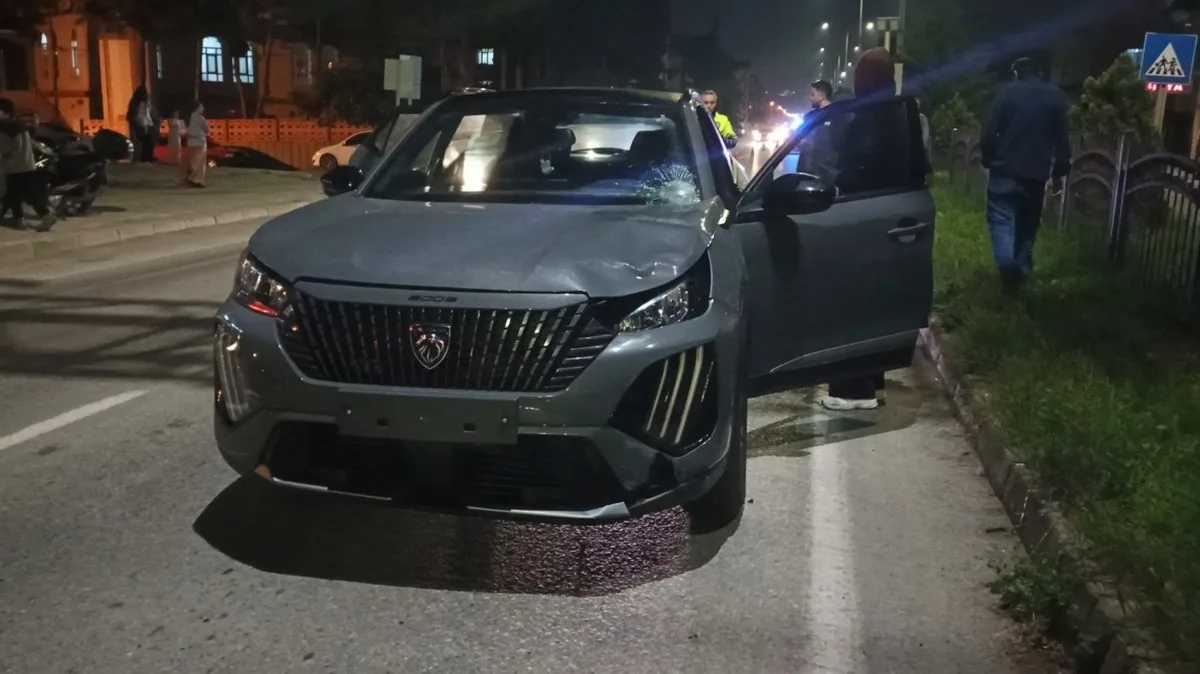 Samsun Bafra'da otomobil bisiklet sürücüsüne çarparak ağır yaraladı