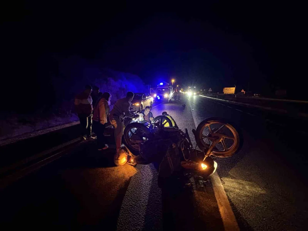 Kastamonu Tosya'da motosiklet traktöre arkadan çarptı, sürücü yaralandı