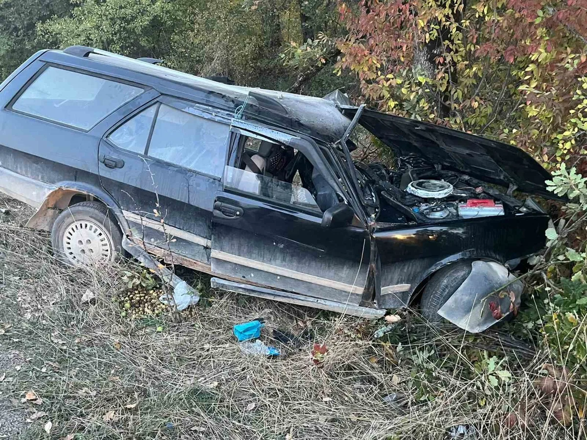 Karabük'te otomobil ağaca çarptı, sıkışan sürücü hastaneye kaldırıldı