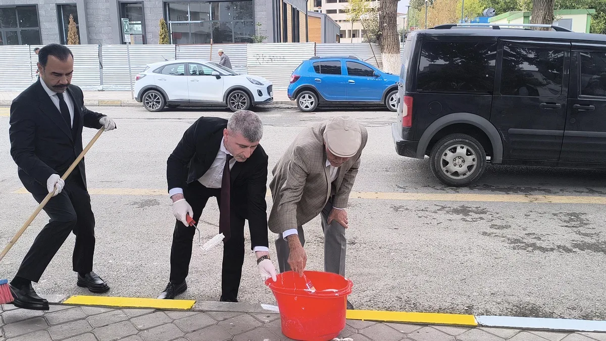 Iğdır'da valilik personeli 'Benim Şehrim Benim Evim' projesiyle bordürleri boyadı