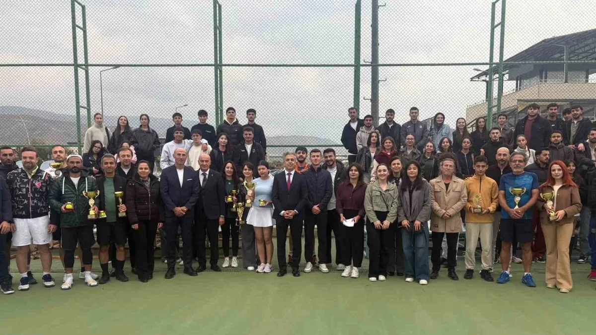 EBYÜ Spor Kulübü 29 Ekim Cumhuriyet Bayramı için tenis turnuvası düzenledi