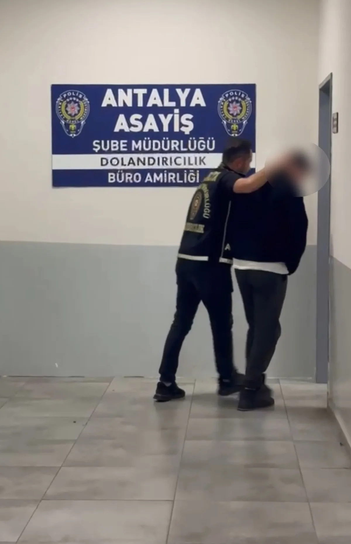 Antalya Aksu'da kendini polis tanıtıp sahte arama kararıyla para çalan F.Y. tutuklandı