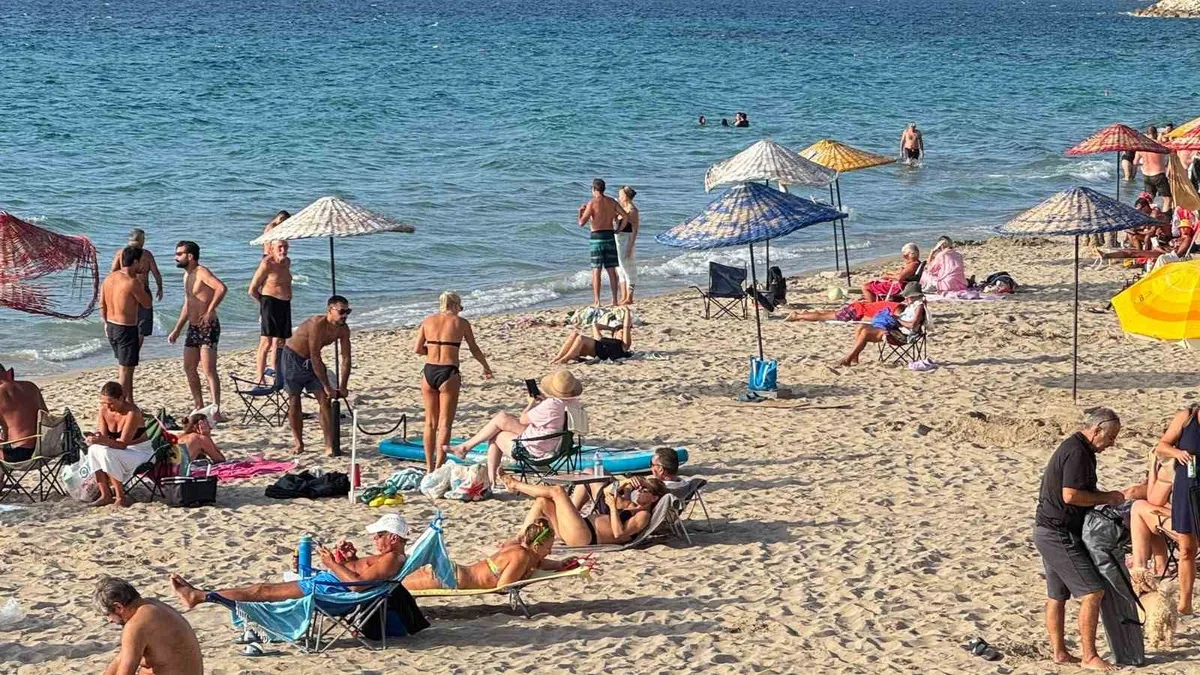 Kuşadası'nda Ekim ortasında sıcaklık 24 dereceye çıkınca vatandaşlar denize girdi