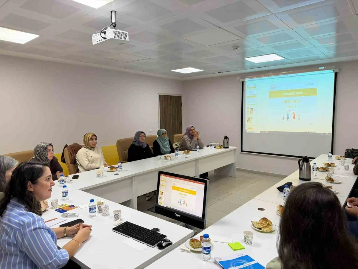 Bayburt'ta koruyucu ailelere çocuklarla sağlıklı iletişim eğitimi verildi