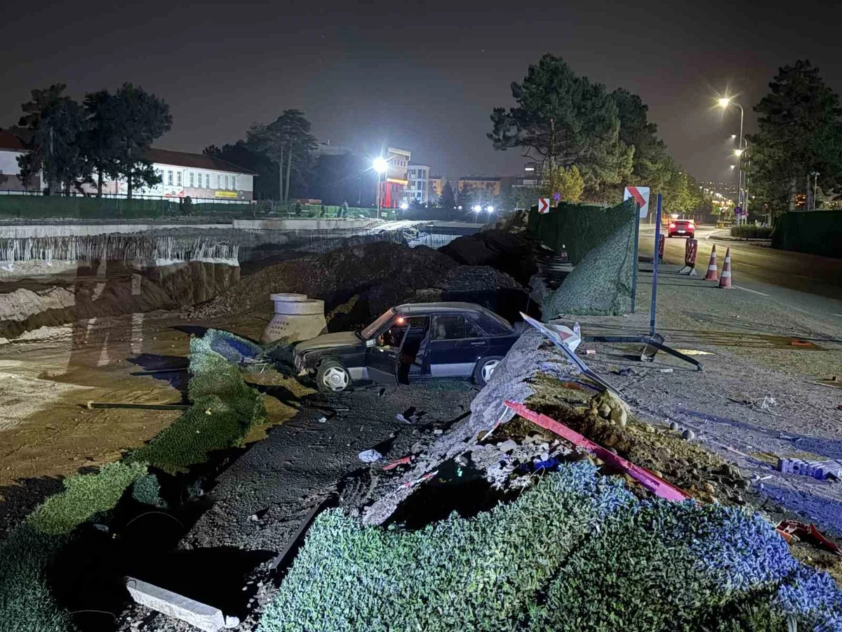 Kayseri Melikgazi'de otomobil şantiyeye uçtu, alkollü sürücüye 25 bin TL ceza kesildi