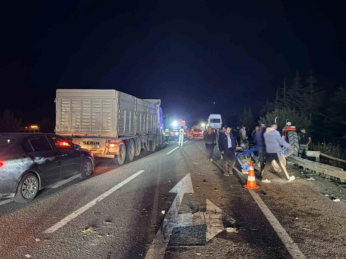 Kütahya-Tavşanlı yolunda Köprüören Kavşağı'nda zincirleme kazada 7 kişi yaralandı