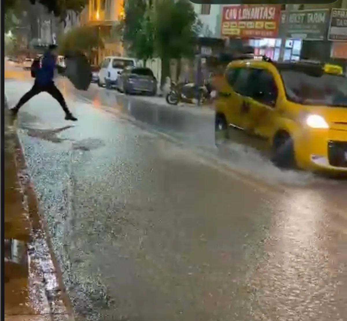 Elazığ'da sağanak trafiği aksattı, cadde ve sokaklar göle döndü
