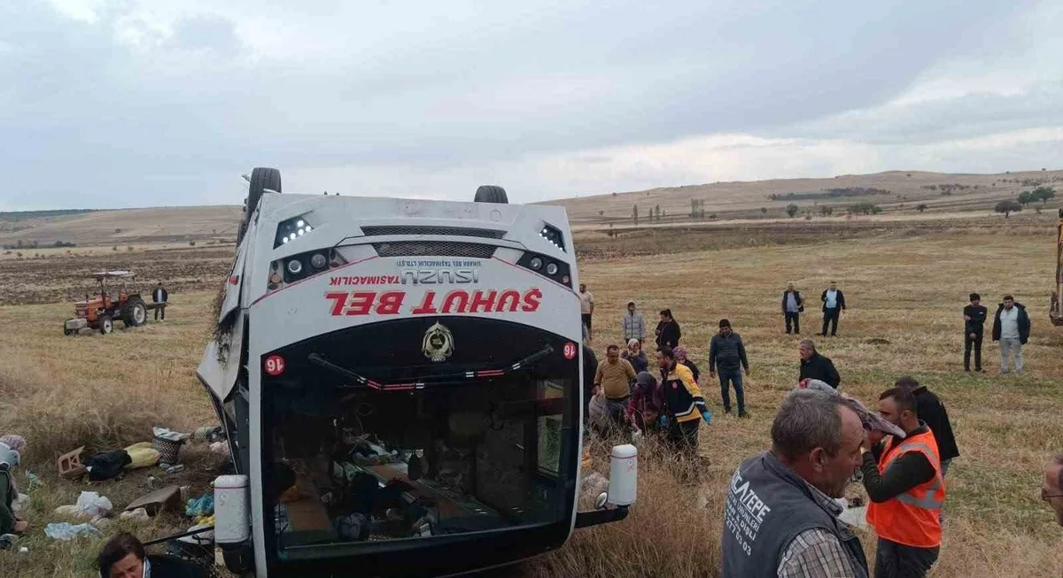 Afyonkarahisar Şuhut'ta midibüs devrildi; 1 ölü, 27 yaralı, şoför gözaltına alındı