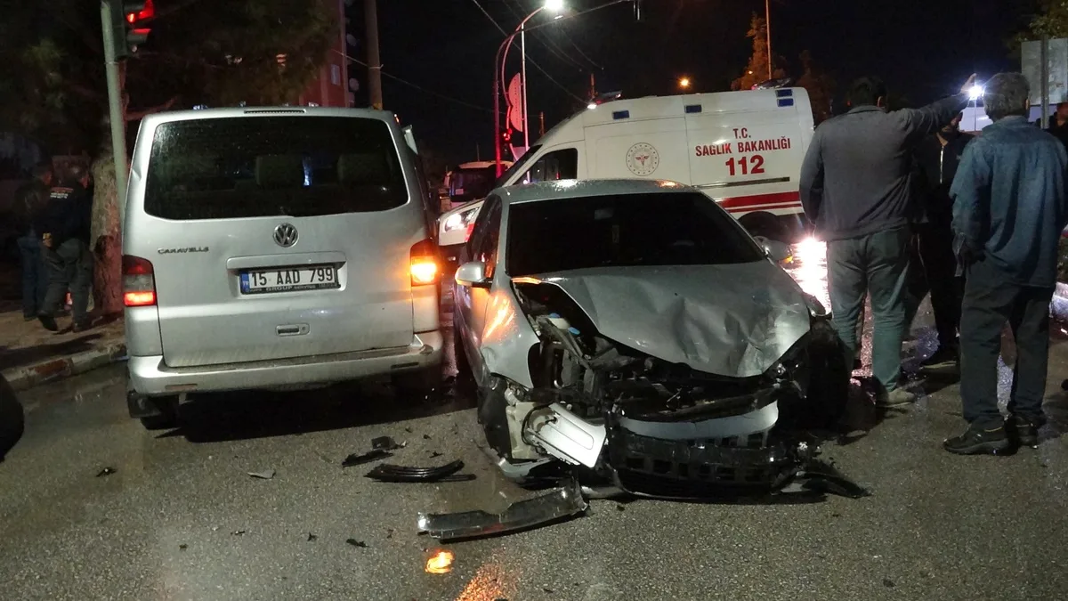 Burdur'da servis minibüsü otomobille çarpıştı, 12 öğrenci hastaneye götürüldü