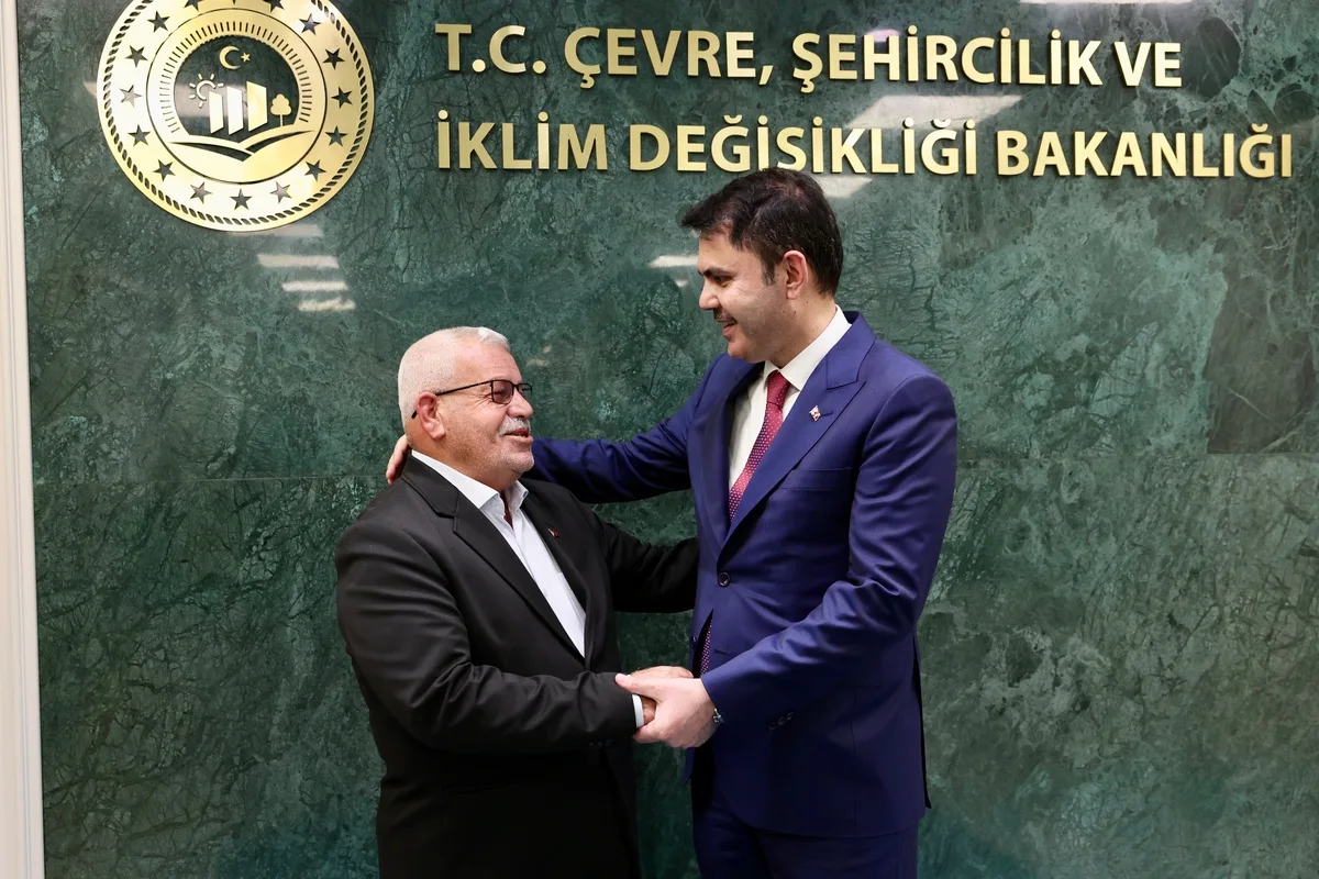 Bakan Kurum, depremde 5 çocuğunu kaybeden Bayram Kahraman'ı ağırladı