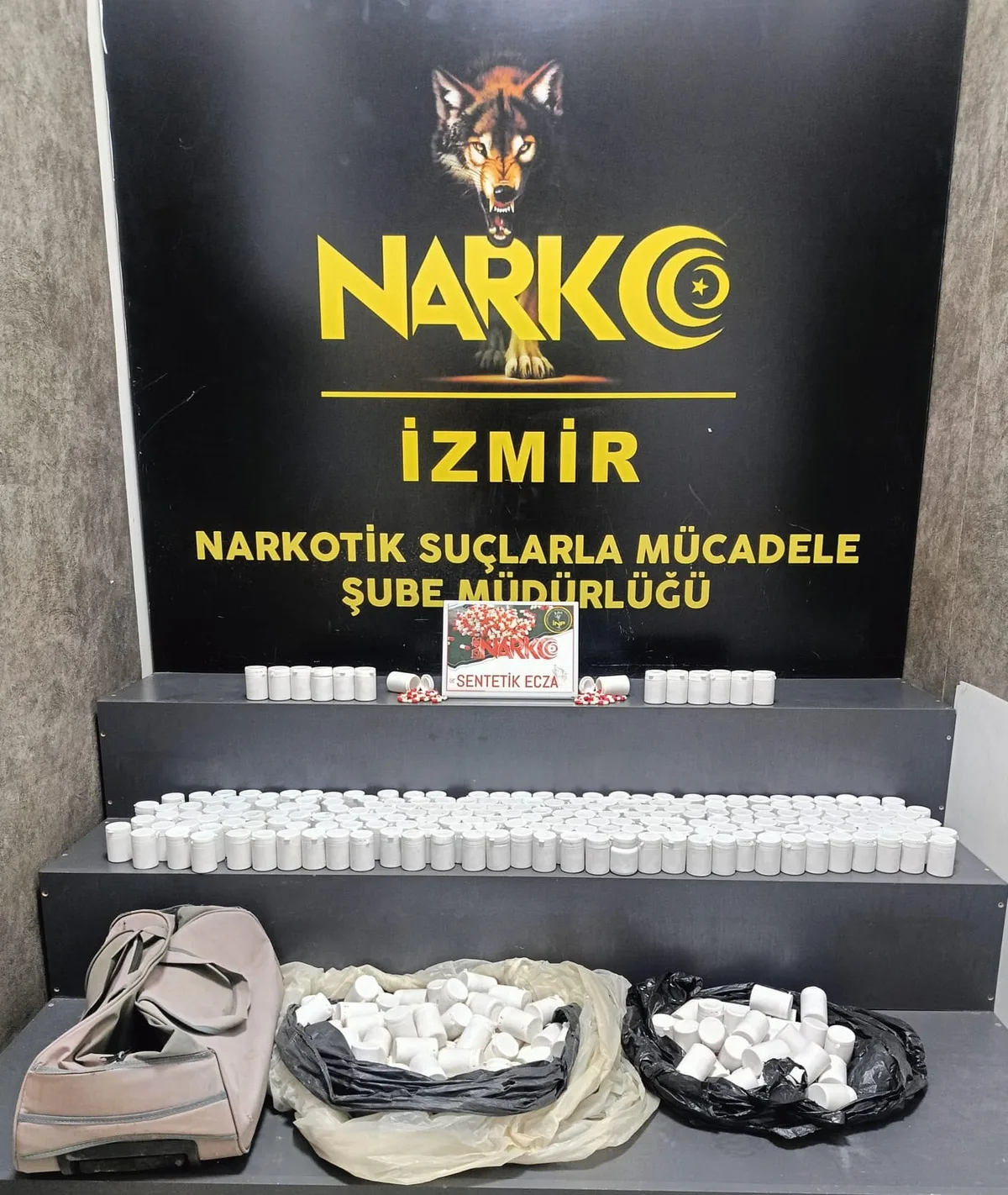 Torbalı'da gömülü halde 17 bin 528 sentetik ecza bulundu, 2 şüpheli gözaltına alındı