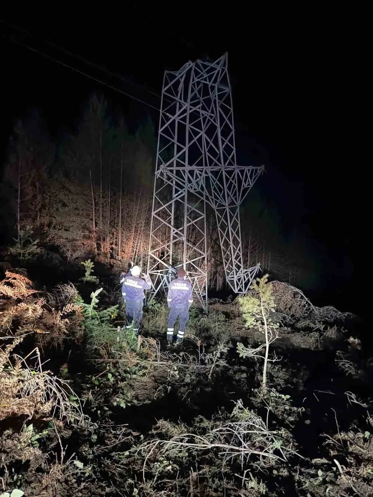 Sinop genelinde fırtına kaynaklı elektrik arızaları YEDAŞ ekiplerince giderildi