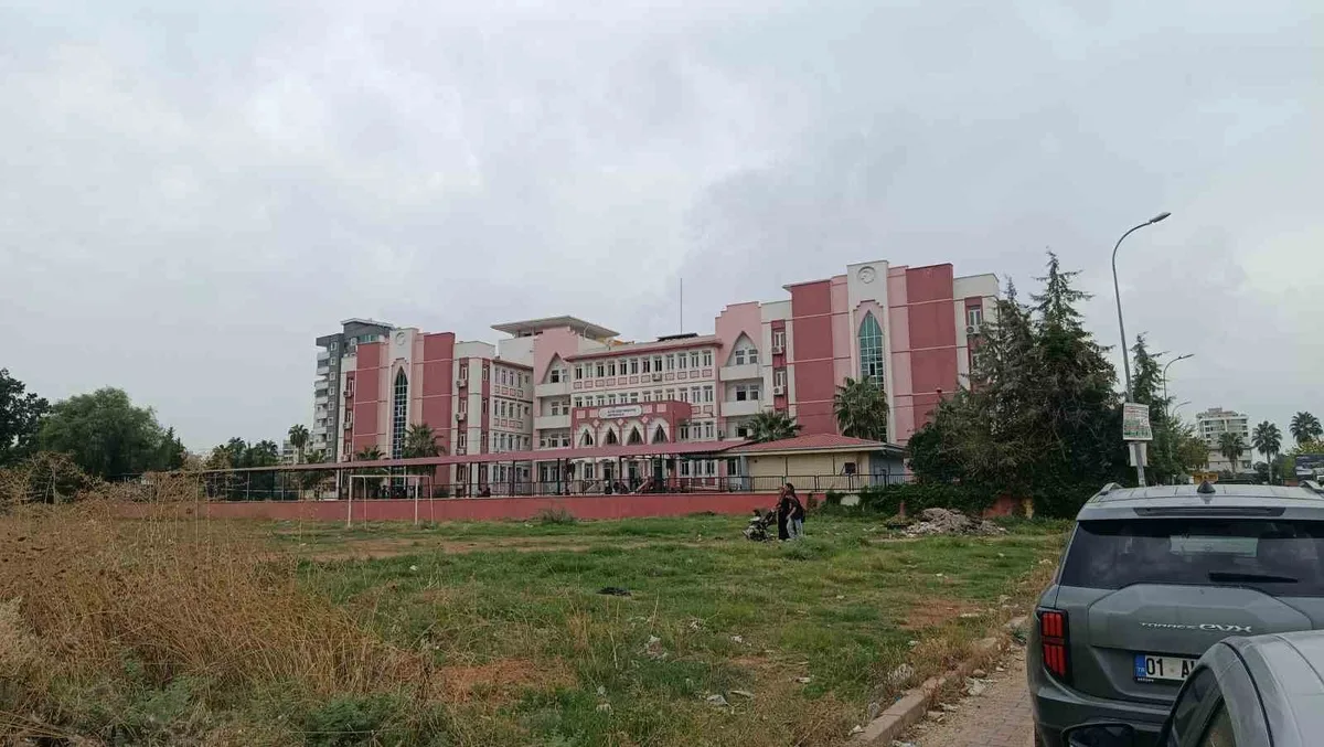 Adana Seyhan'da kız öğrenci, dedikodu yüzünden arkadaşını ekmek bıçağıyla yaraladı