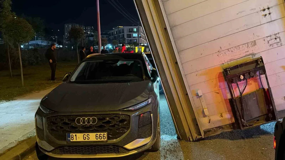 Düzce'de tırın dorsesi park halindeki 3 araca 2 santimetre kala durdu