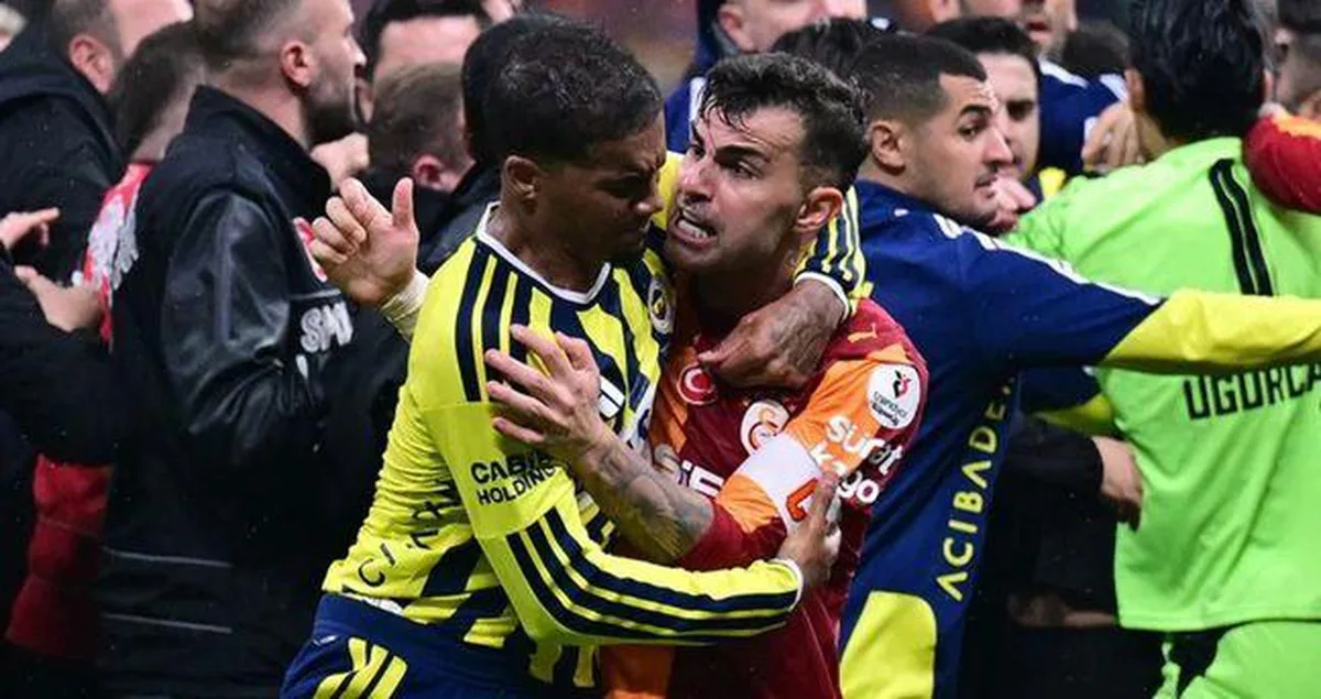 Fenerbahçe Galatasaray derbisinde neden kavga çıktı? Archie Brown Abdülkerim Bardakcı kavga olayı nedir?