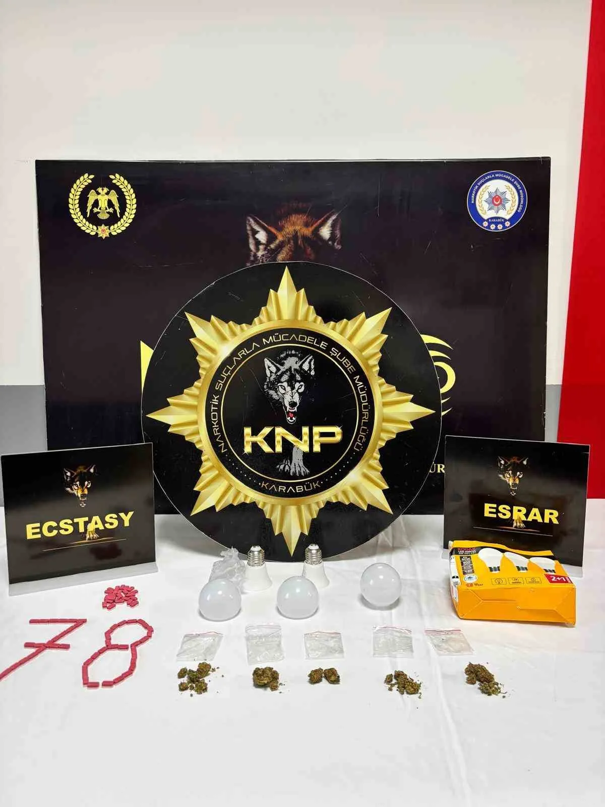Karabük'te ampullerin içine gizlenmiş 5,31 gram marihuana ve 74 extacy ele geçirildi
